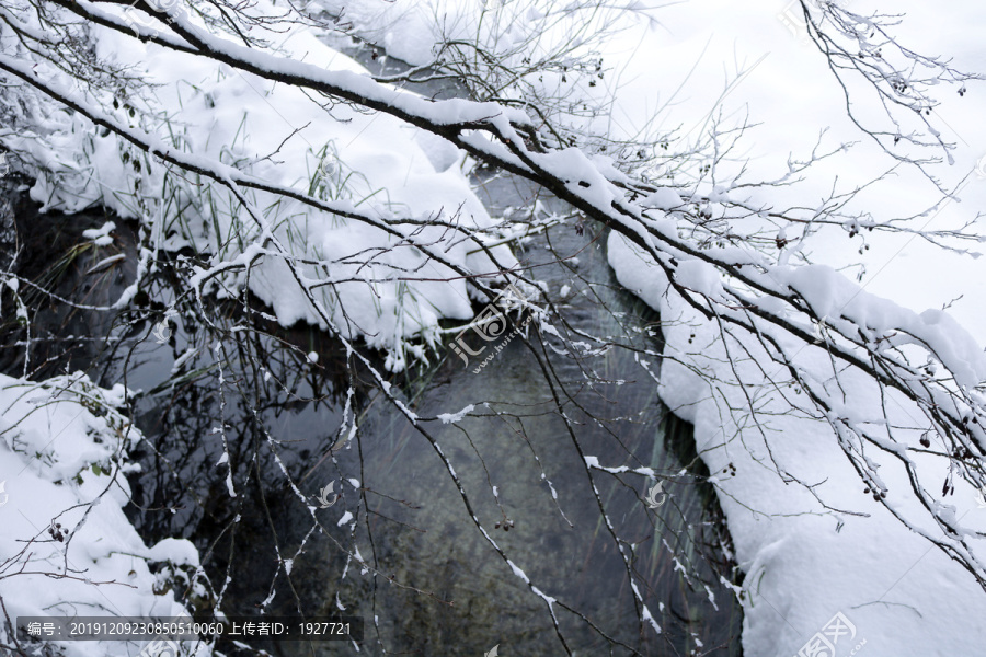 积雪河岸