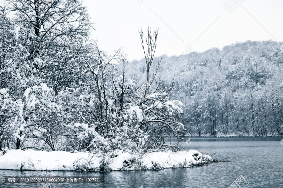 雪天湖岸