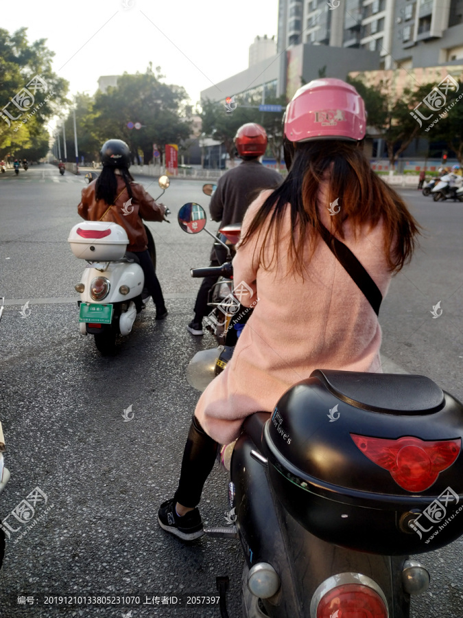 开摩托车的女人