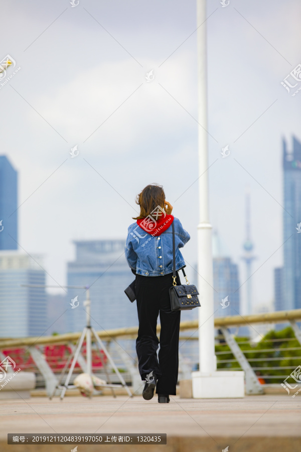 青春美女背影