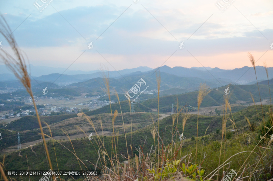 山峰落日