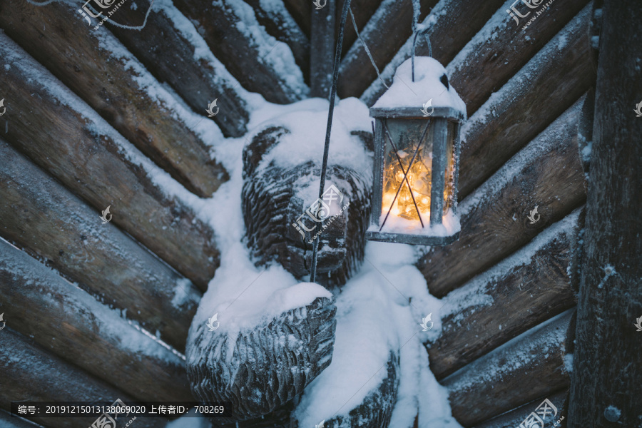 冬季被冰雪覆盖的小熊雕像和灯笼