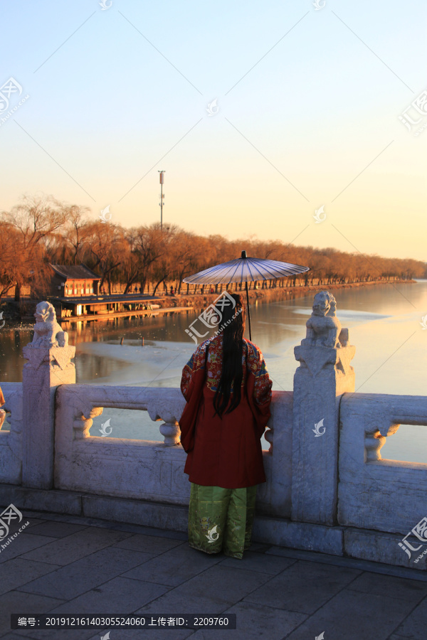 十七拱桥的美女