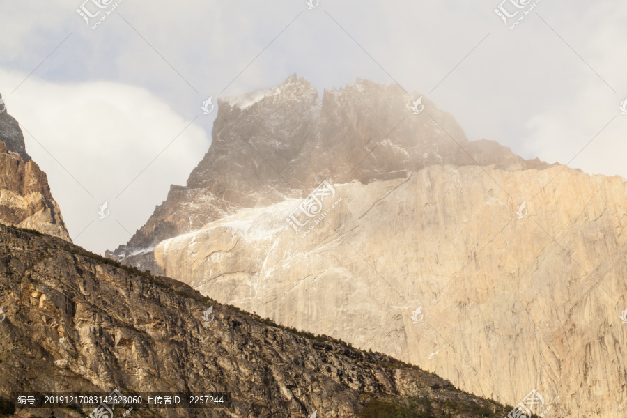 险峻的高山