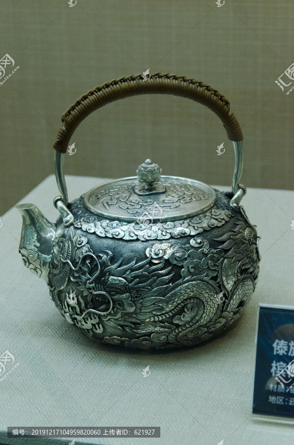 雕龙茶壶