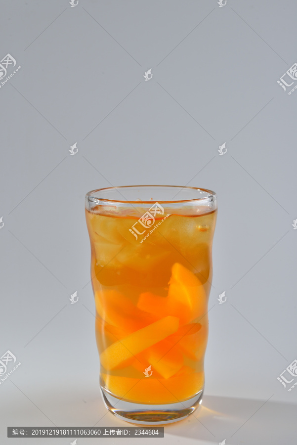 装在玻璃杯里的黄桃蜂蜜茶