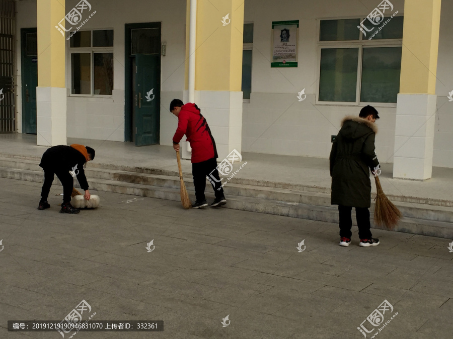 学生打扫清洁