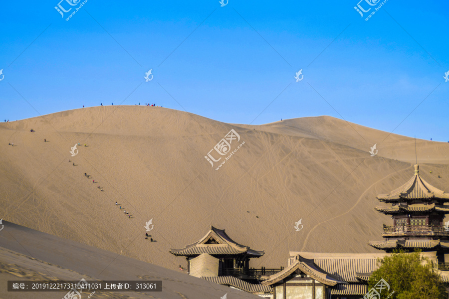 鸣沙山月牙泉