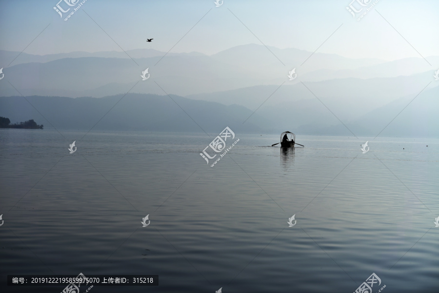 水墨山水画游船飞鸟