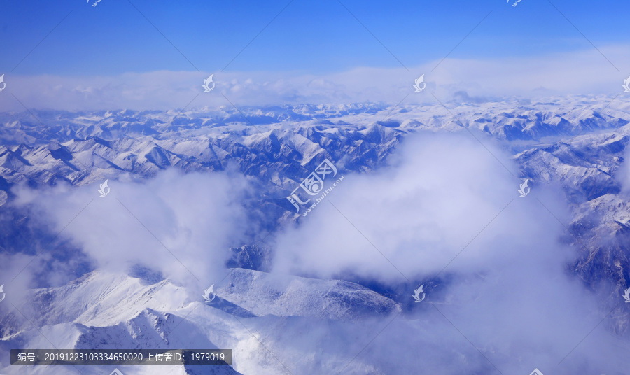 航拍青藏高原雪山