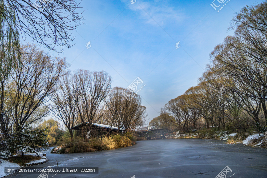 雪天的湖面风景