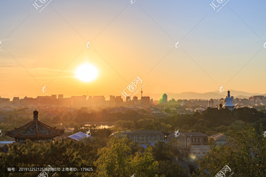 北京景山远眺中央电视塔白塔夕阳