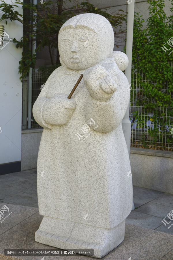 韩国水原市小提琴演奏人物雕塑