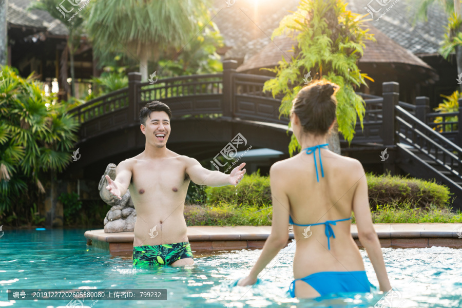 快乐的年轻情侣在泳池边