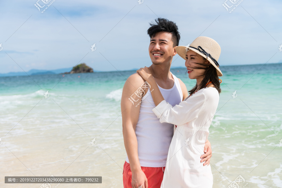 快乐的年轻情侣在海边
