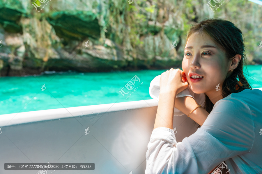 快乐的年轻女子在游艇上休闲