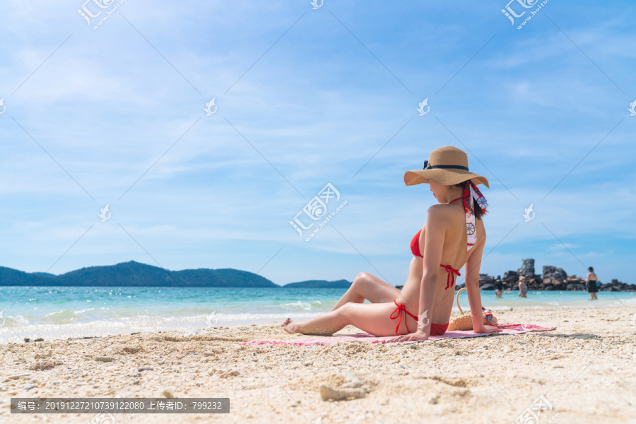 快乐的年轻女子在海边