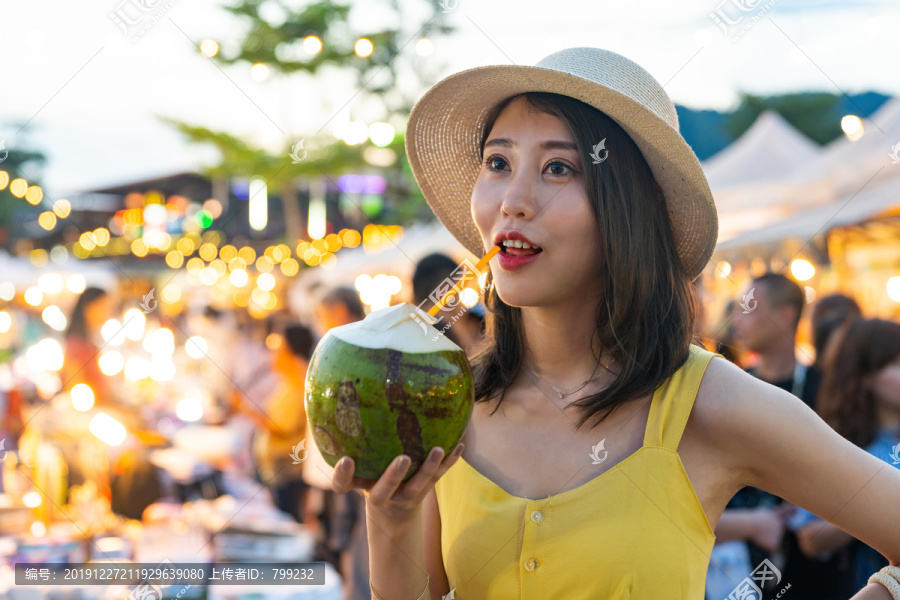 快乐的年轻女子逛街