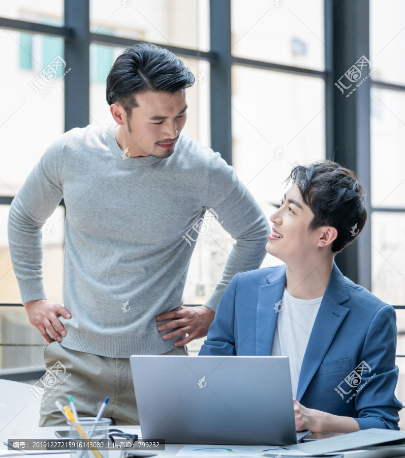 年轻商务男士在工作