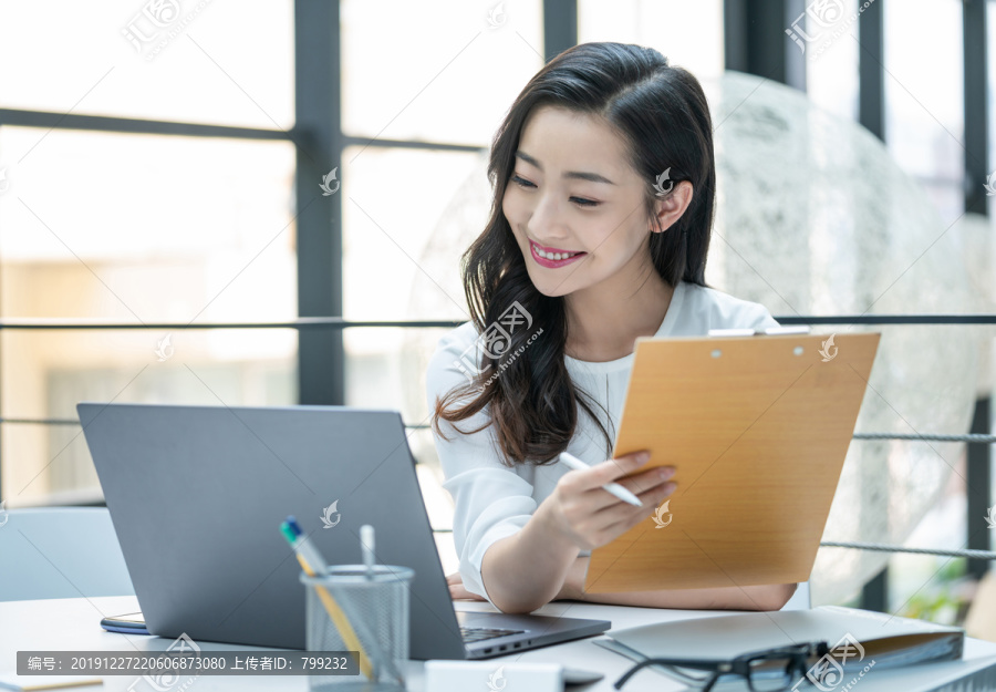 年轻商务女士使用电脑