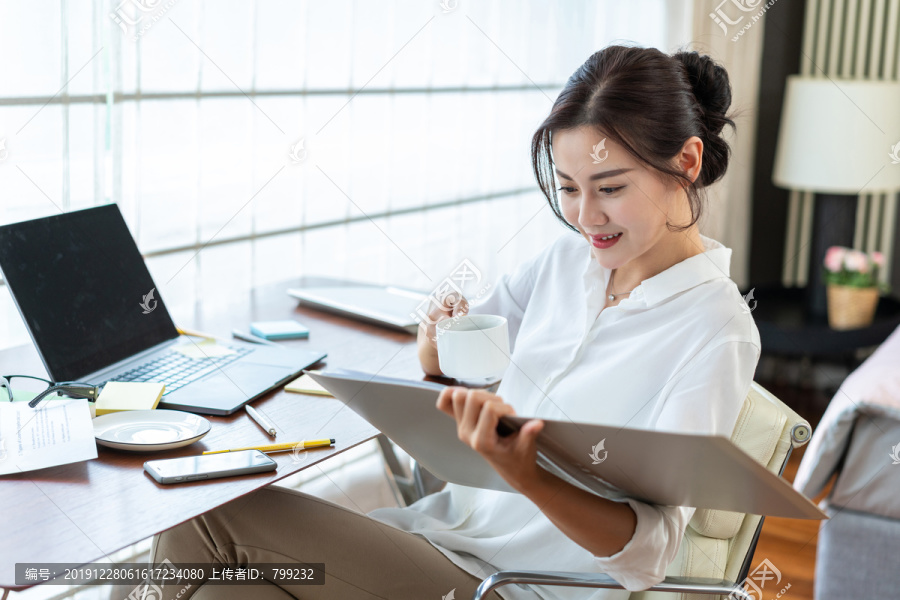 商务女子在酒店使用电脑