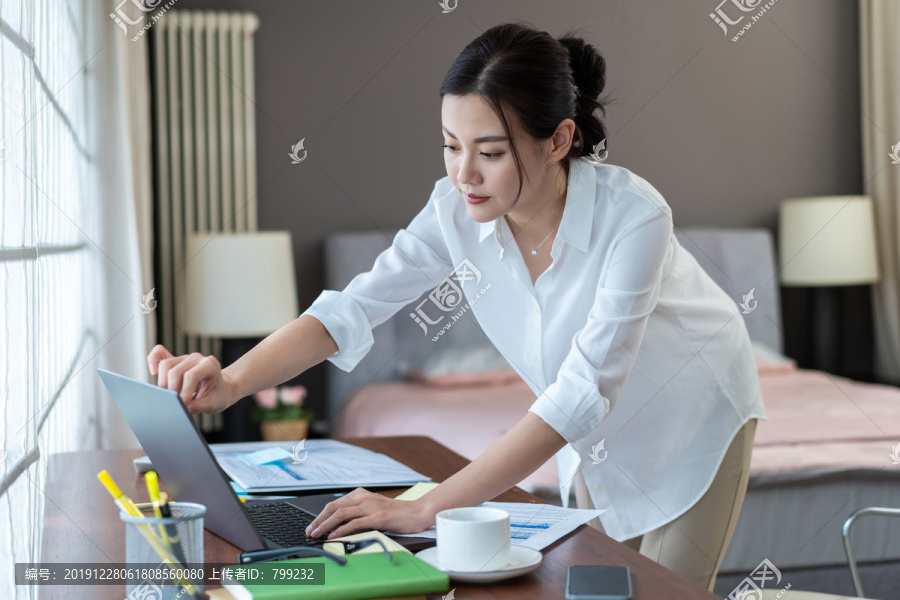商务女子在酒店使用电脑