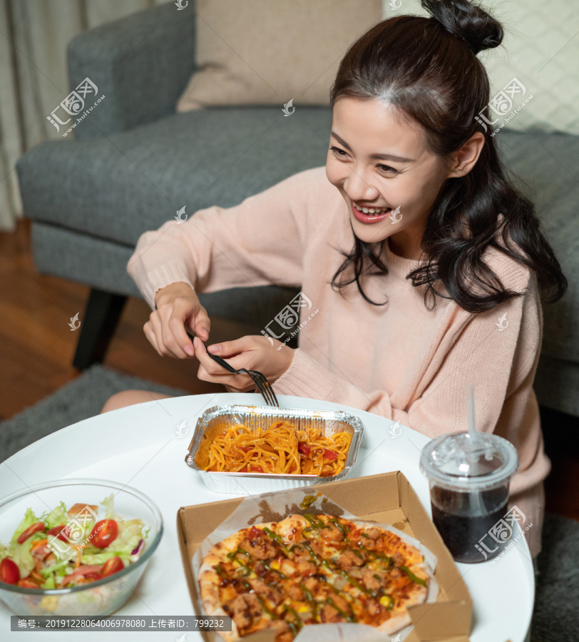 年轻女士在家吃外卖