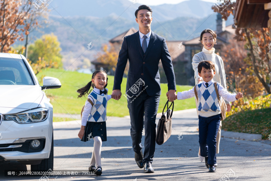 年轻夫妻送孩子去上学