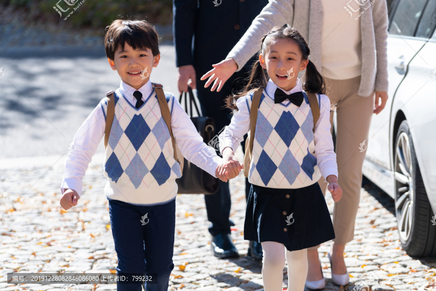 年轻夫妻接孩子放学