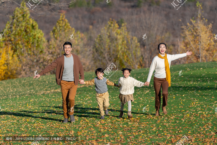 年轻夫妻带着孩子在公园玩耍