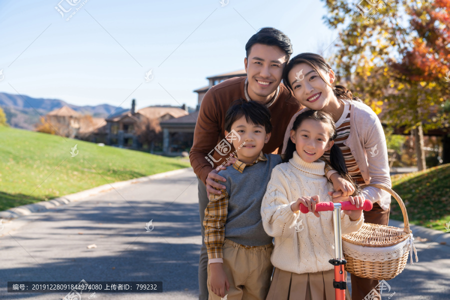 年轻夫妻带着孩子们在玩滑板车