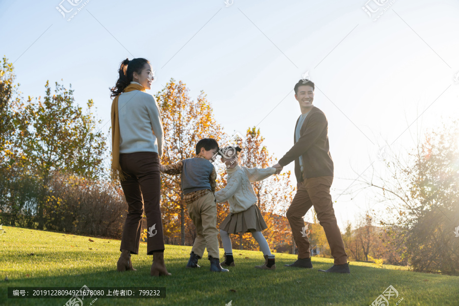 年轻夫妻带着孩子在公园玩耍