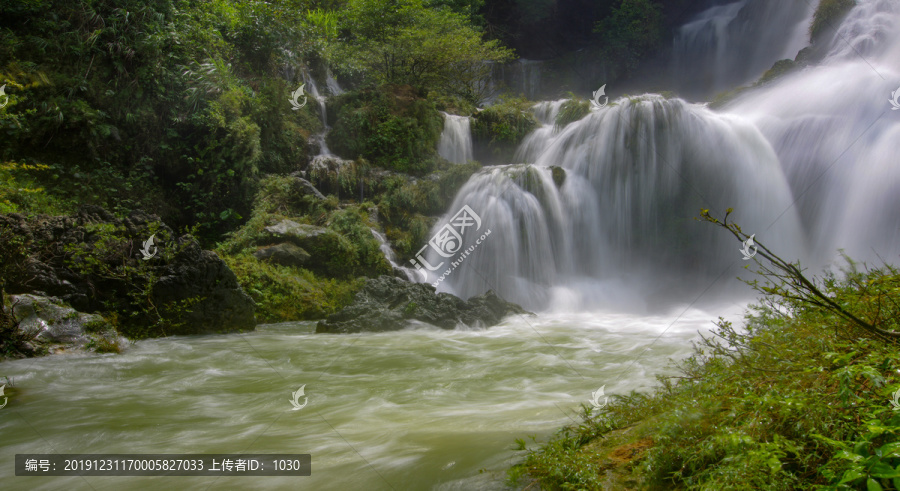 瀑布流水