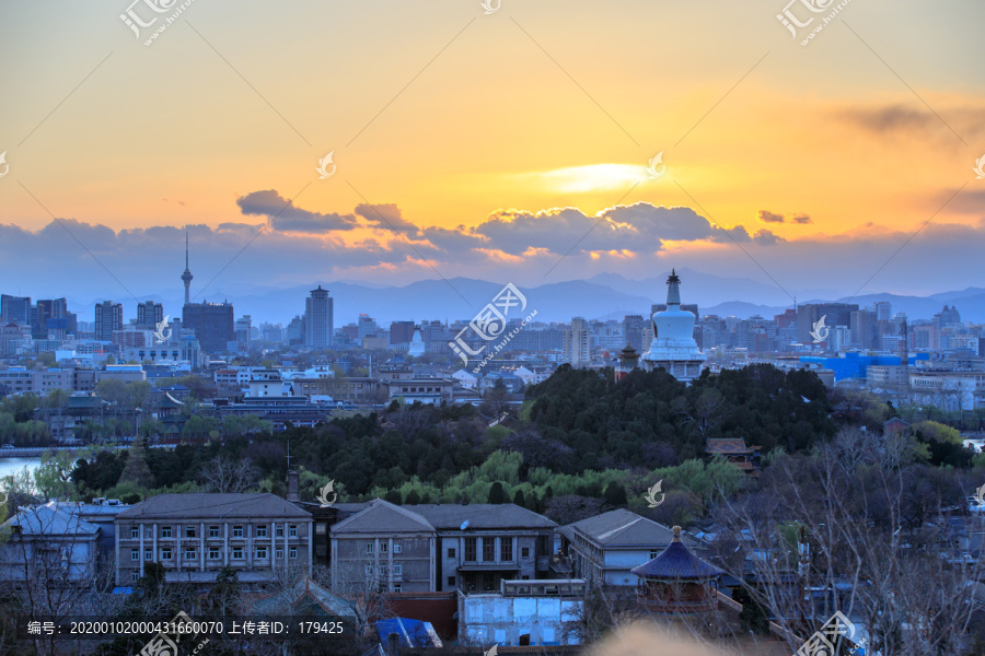 北京景山远眺北海公园白塔夕阳