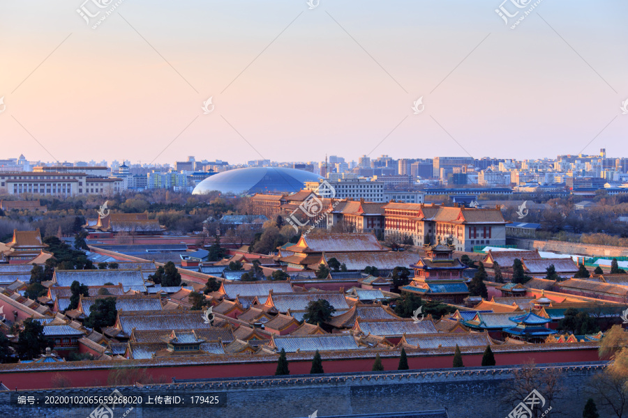 俯瞰故宫古建筑群国家大剧院