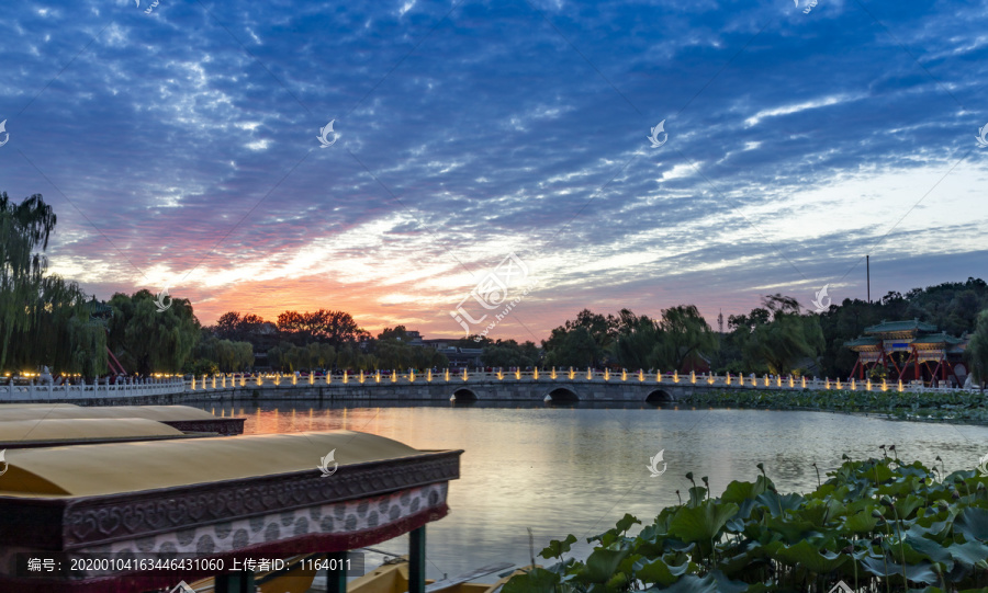 中国北京北海公园夜景风光