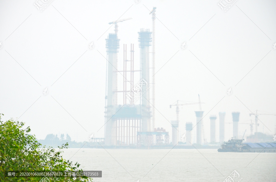 跨江大桥建设