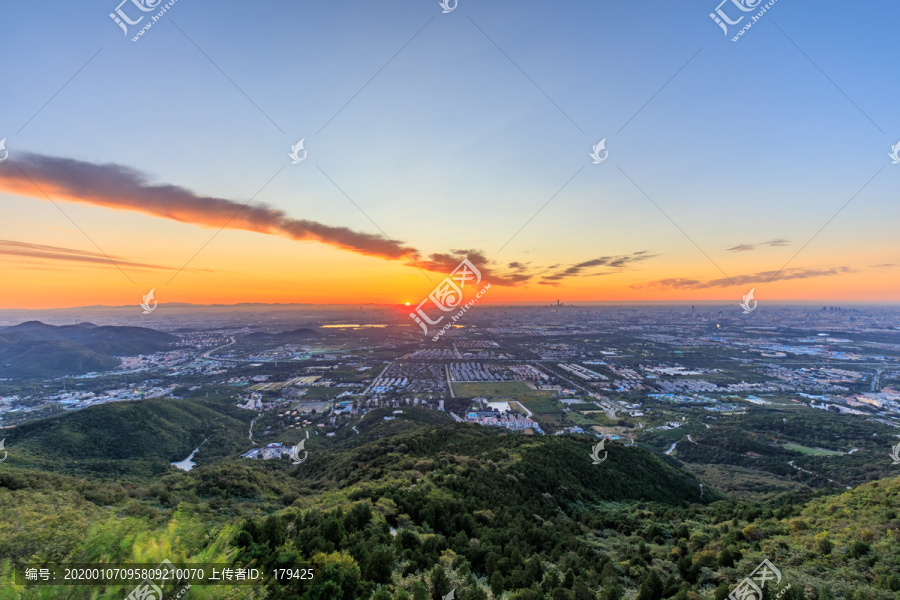 西山远眺北京城市建筑群日出