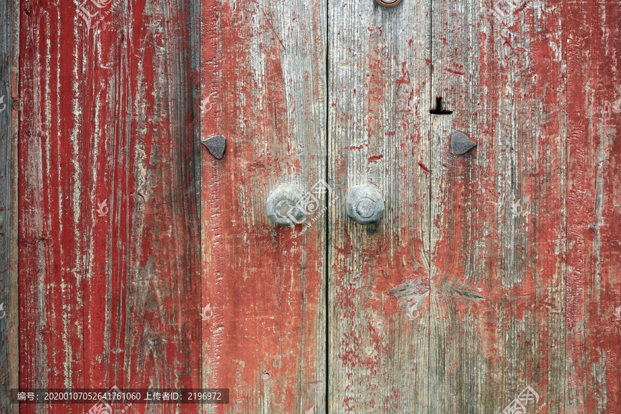 斑驳的红漆木门