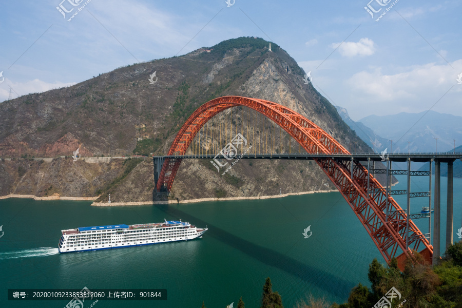 坐落在巫峡口的巫山长江大桥