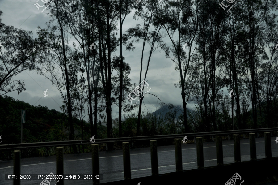 大山里的乡村云雾风光风景