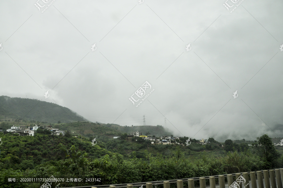 大山里的乡村云雾风光风景