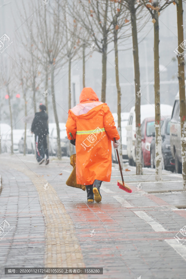 雪中的环卫工人