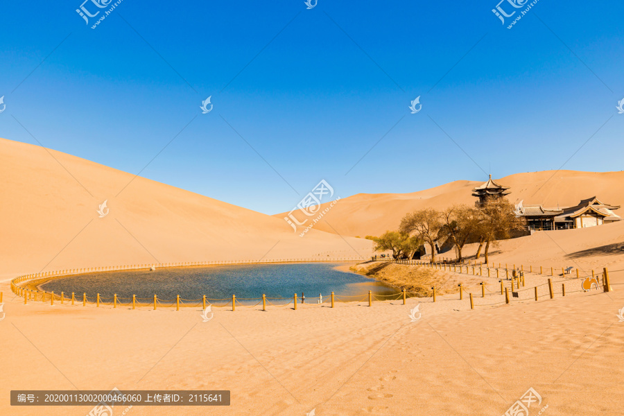 敦煌鸣沙山月牙泉全景