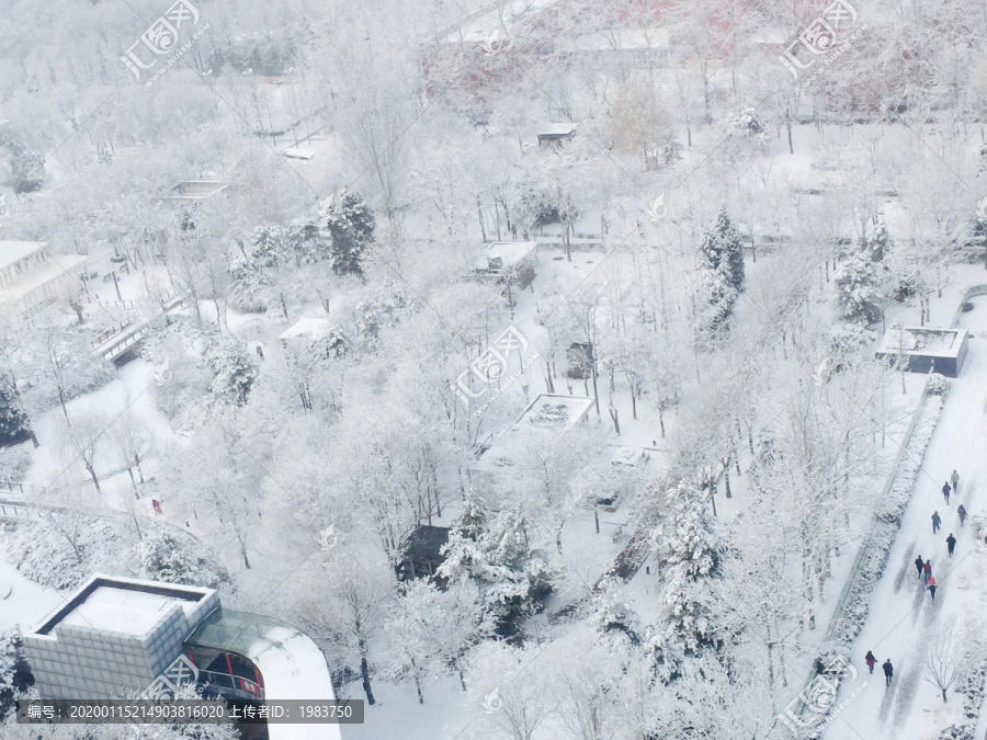 俯瞰城市雪景