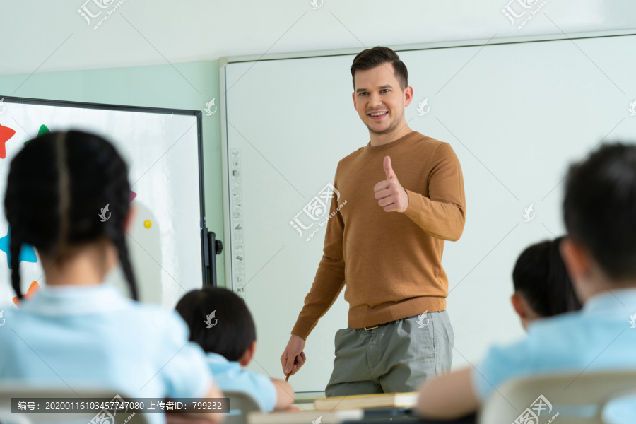 外籍老师在上课