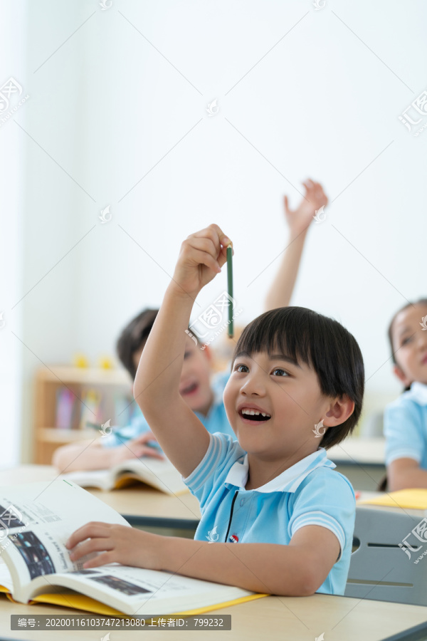 小学生在课堂举手