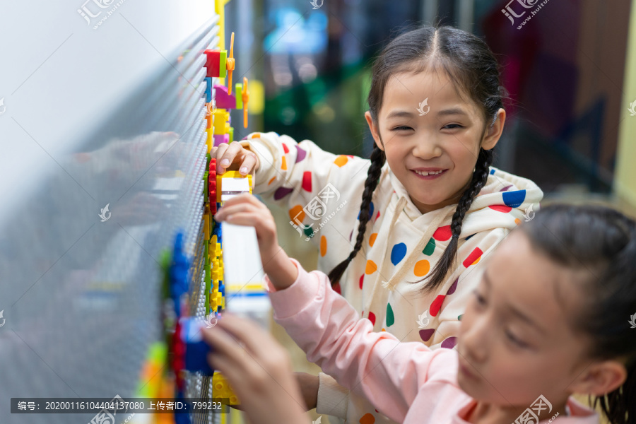 快乐的小女孩玩积木