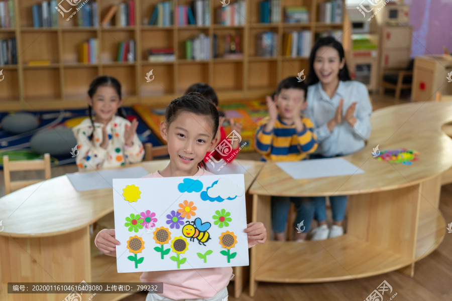 年轻女老师和学生在一起