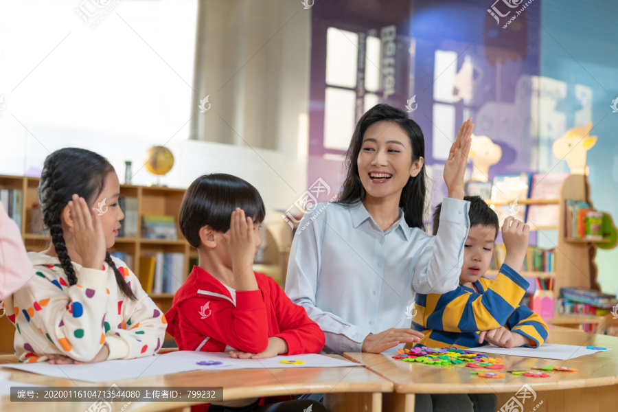 年轻女老师和学生在一起